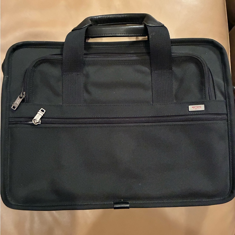 Tumi Black Briefcase/laptop bag for Men/Women 16 x 12 x 3 never used like new